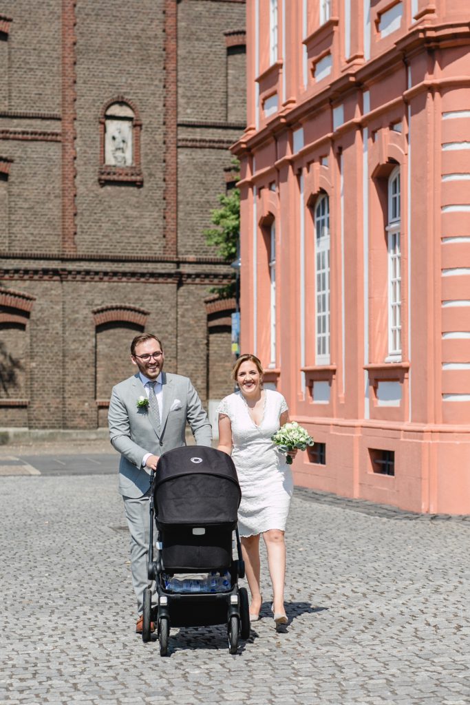 Das Brautpaar kommt an der Abtei Brauweiler an kurz vor der standesamtlichen Trauung - Fotografin: Sonja Yasmin Fotografie, Hochzeitsfotografin in Köln, Bonn und ganz NRW, Fotografin für Portraitfotos