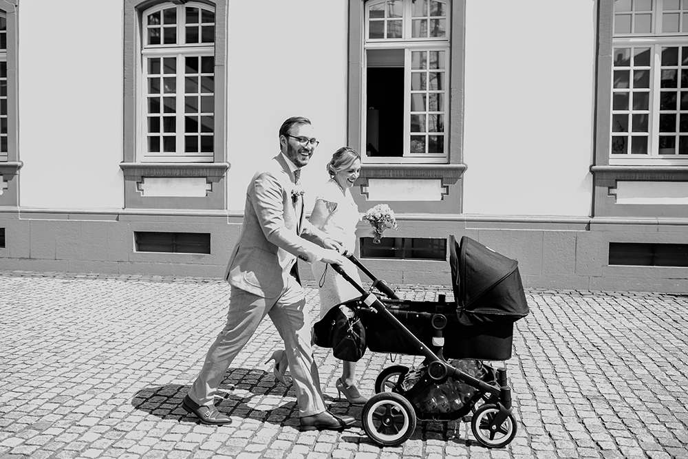 Das Brautpaar erreicht die Hochzeitslocation Abtei Brauweiler auf dem Weg zu ihrer standesamtlichen Trauung - Fotografin: Sonja Yasmin Fotografie, Hochzeitsfotografin in Köln, Bonn und ganz NRW, Fotografin für Portraitfotos