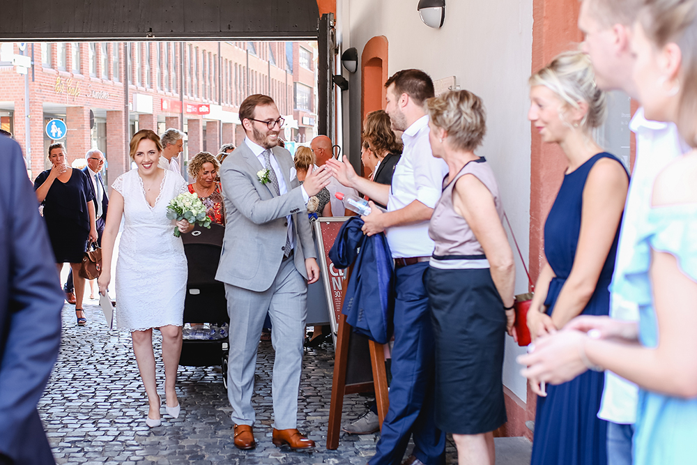 Das Brautpaar erreicht die Hochzeitslocation Abtei Brauweiler und wird von ihren Gästen begrüßt - Fotografin: Sonja Yasmin Fotografie, Hochzeitsfotografin in Köln, Bonn und ganz NRW, Fotografin für Portraitfotos