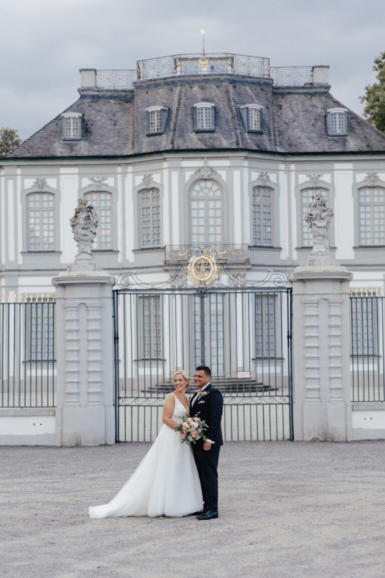 Die Schlösser in Brühl, Schloss Augustusburg und Falkenlust, bieten sich an für einen pompösen Hintergrund bei einem Hochzeitsfotoshooting - Fotografin: Sonja Yasmin Fotografie, Hochzeitsfotografin in Köln, Bonn und ganz NRW"