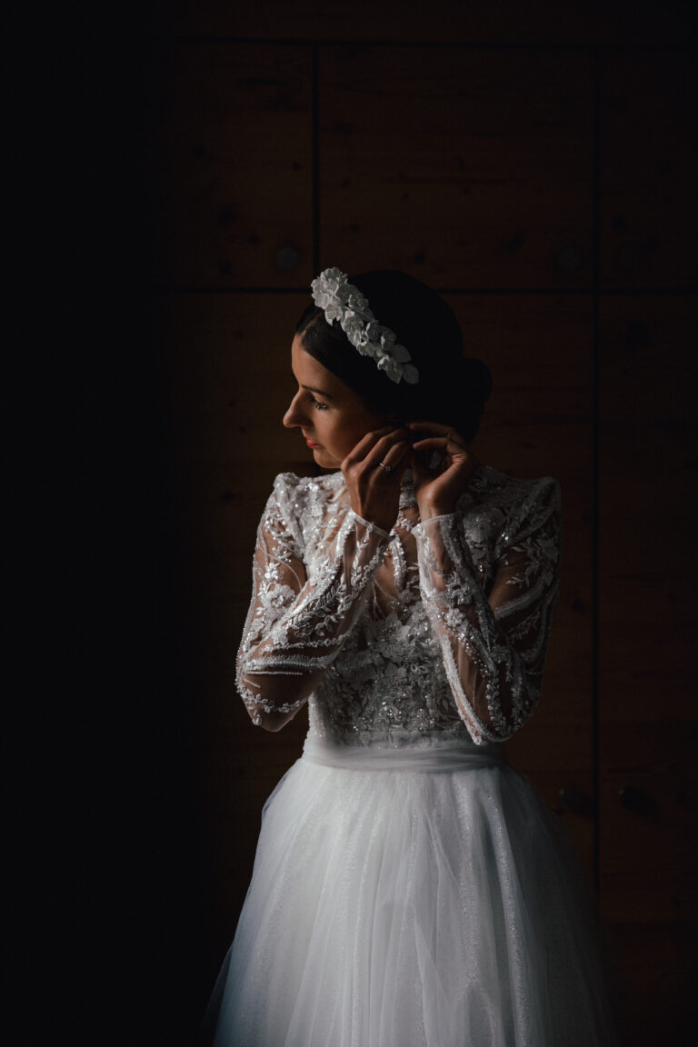 Die wunderschöne Braut beim Getting Ready kurz vor der kirchlichen Trauung in Südtirol - Fotografin: Sonja Yasmin Fotografie, Hochzeitsfotografin in Köln, Bonn und ganz NRW"