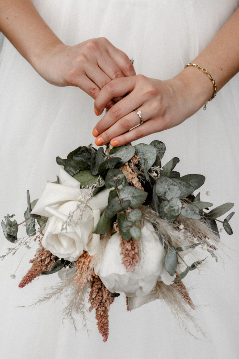 Details wie der Ehering und der Brautstrauss werden bei einer Hochzeitsreportage immer auch fotografiert - Fotografin: Sonja Yasmin Fotografie, Hochzeitsfotografin in Köln, Bonn und ganz NRW"