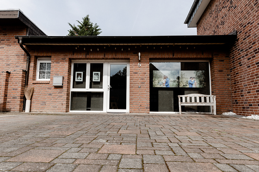 Außenansicht des Fotostudios. Parkplätze sind vor der Tür vorhanden. das Studio ist ebenerdig zu betreten und liegt in unmittelbarer Nähe zum Rhein.